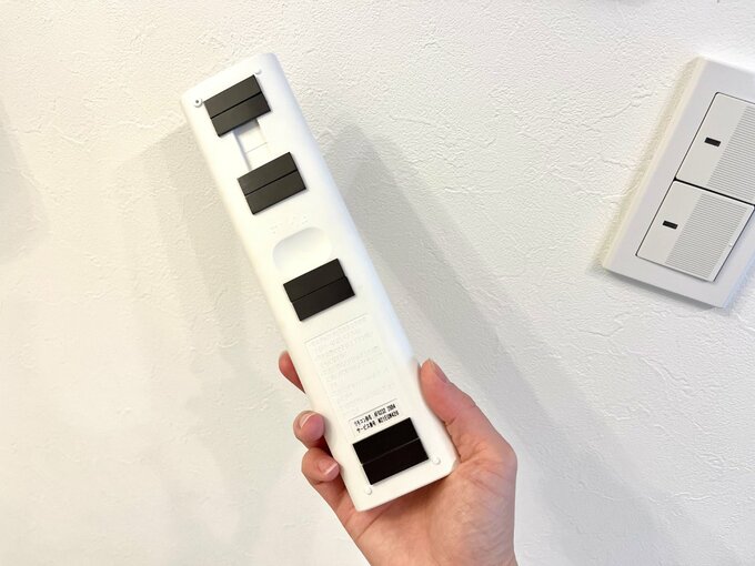 裏にマグネットを貼ったリモコン