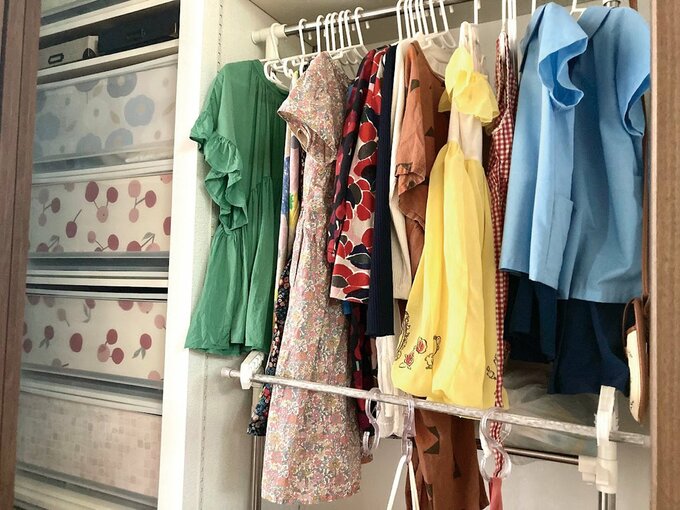 カラフルな洋服がかけられたクローゼット