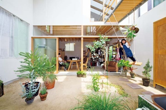 中庭のブランコで遊ぶ女の子