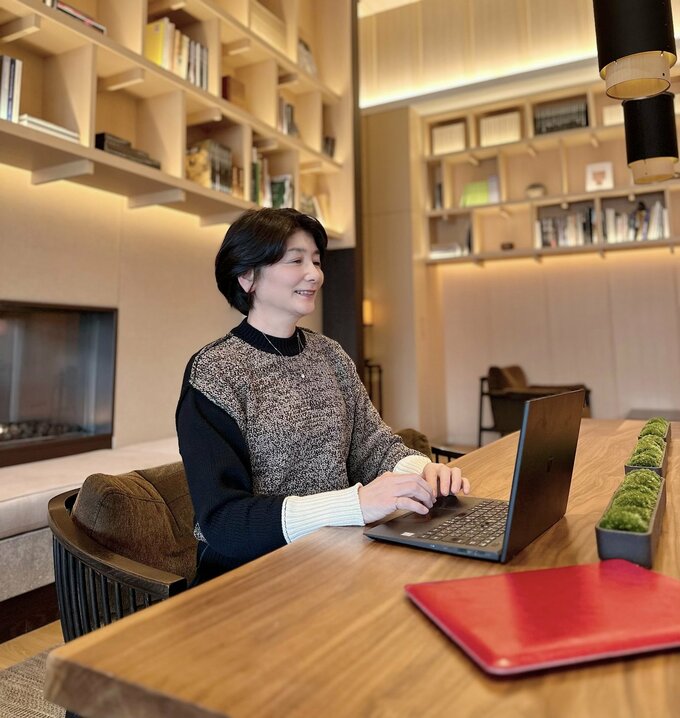 ブログを書く女性