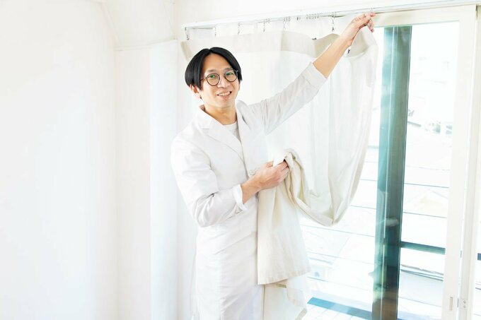 白衣男性とカーテン