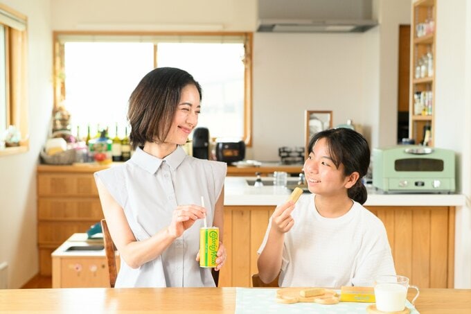 カロリーメイトを楽しむ母娘