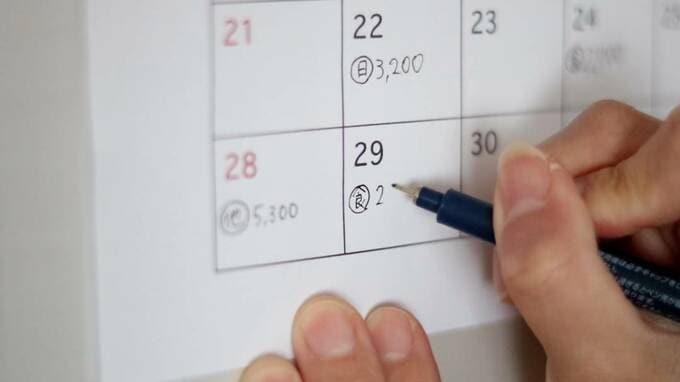 カレンダーに食費などを書く