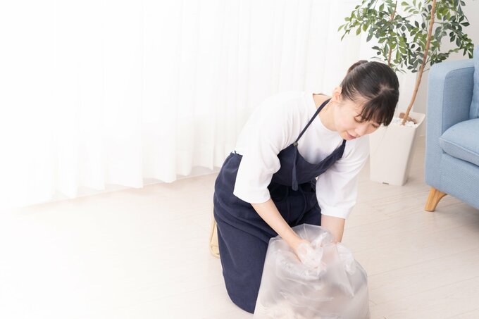 仕分け作業をする女性