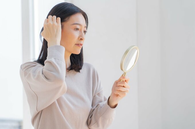鏡を見る女性