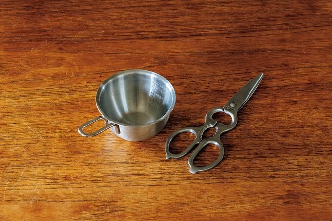 シルバーの軽量カップと調理ばさみ