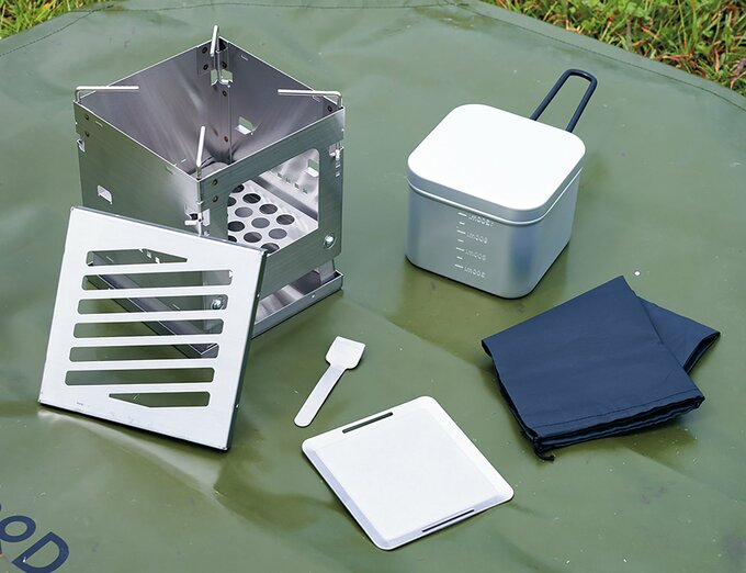 クッカーや鉄板、焼き網までがコンパクトにまとめて収納できる