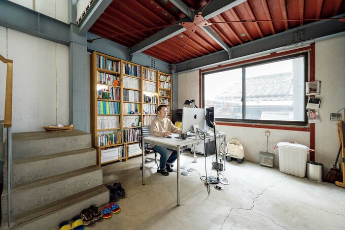 事務所で作業する河田さん