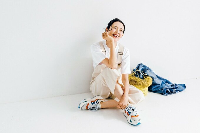 オーバーオールの女性