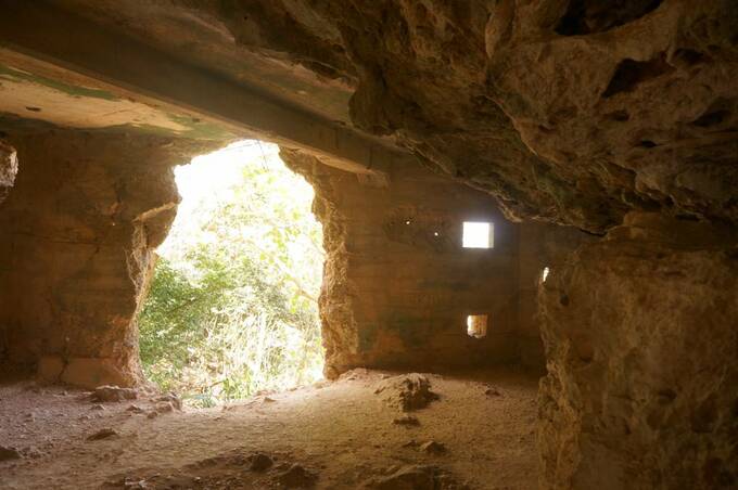 旧日本軍最後の司令部跡にあいている穴