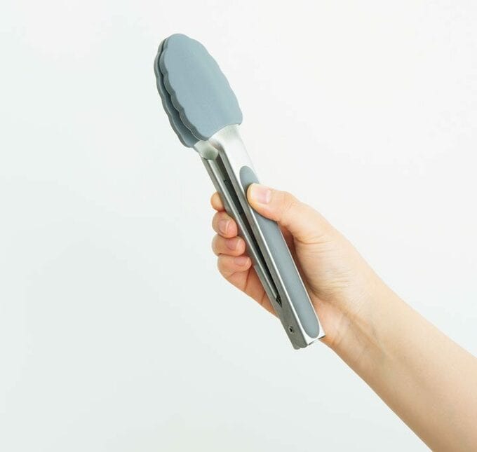 閉じたトングと手