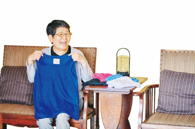洋服を選ぶ山崎美津江さん