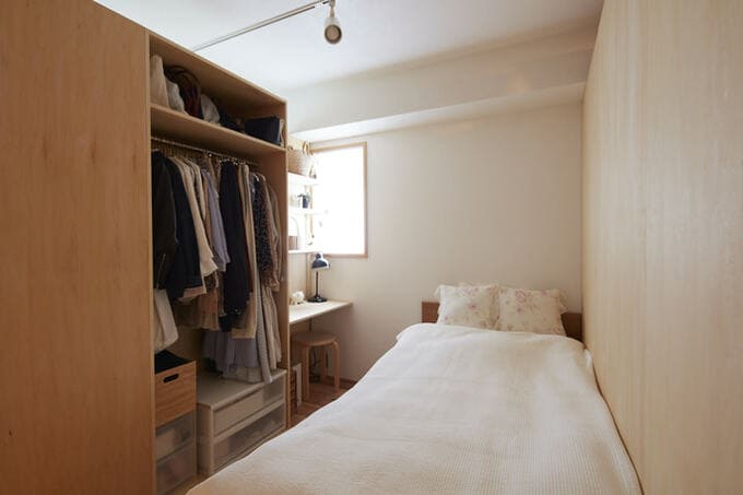 可動式家具で仕切った次女の部屋