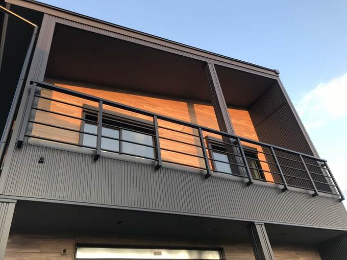 外観に合わせて黒で統一したサッシ