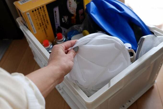 グッズコンテナにたたまれたバスケット