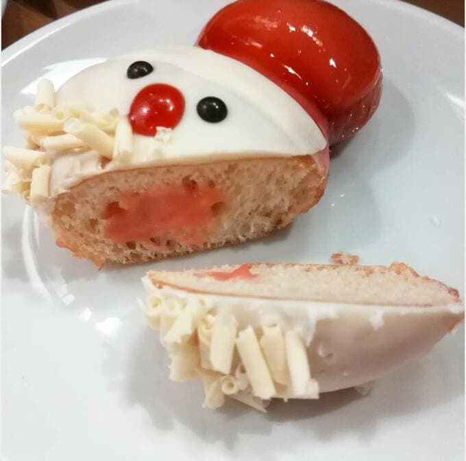 中には、ストロベリーチーズケーキ味のあざやかなピンク色のクリームが