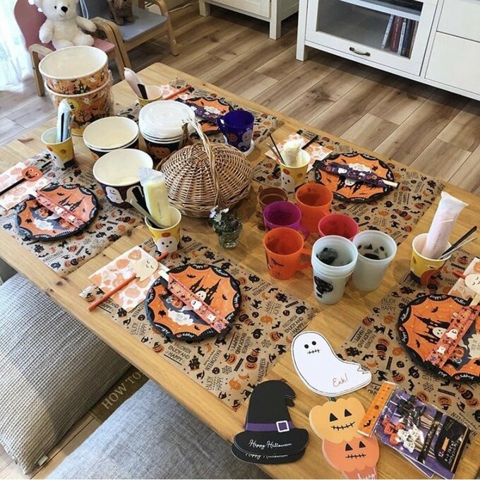 テーブルをハロウィーンパーティー用に飾り付けた様子