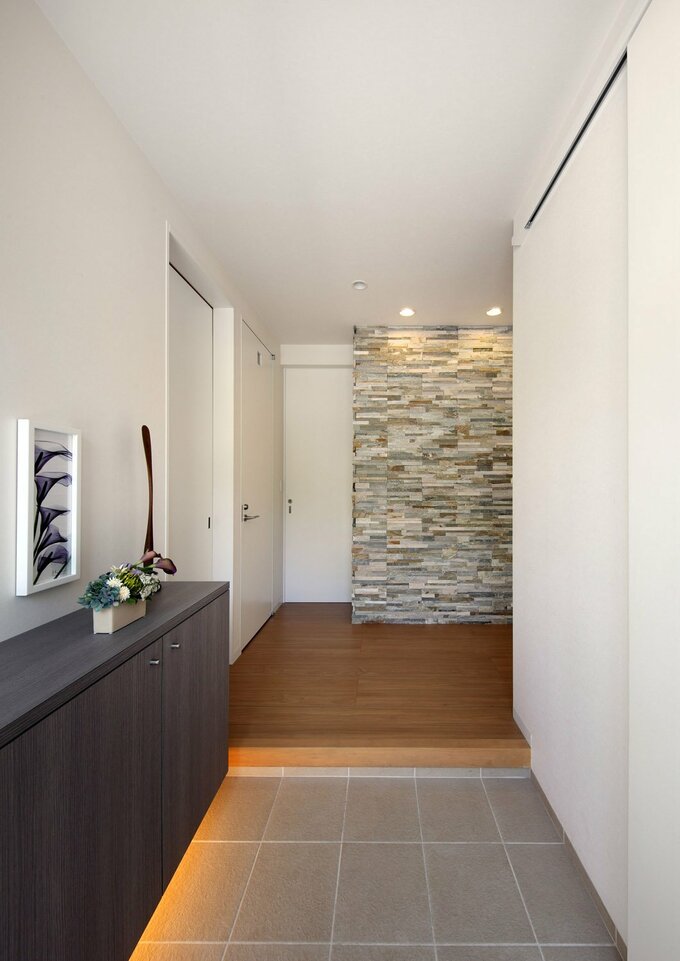 飾り棚の足下に間接照明の例