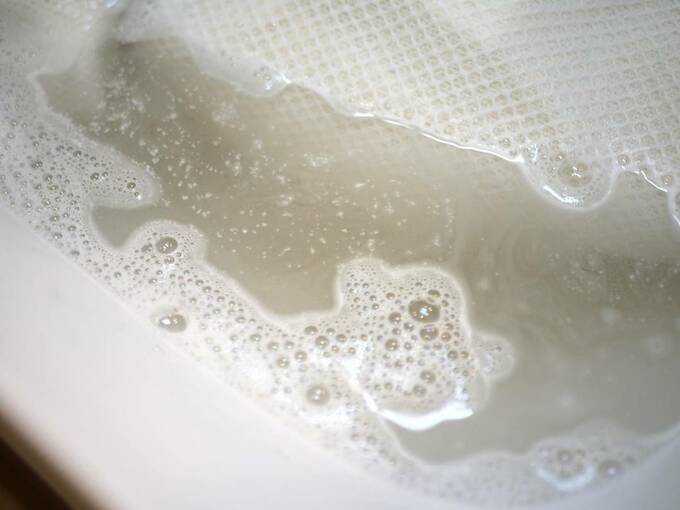 つけおきして汚れが浮いた様子