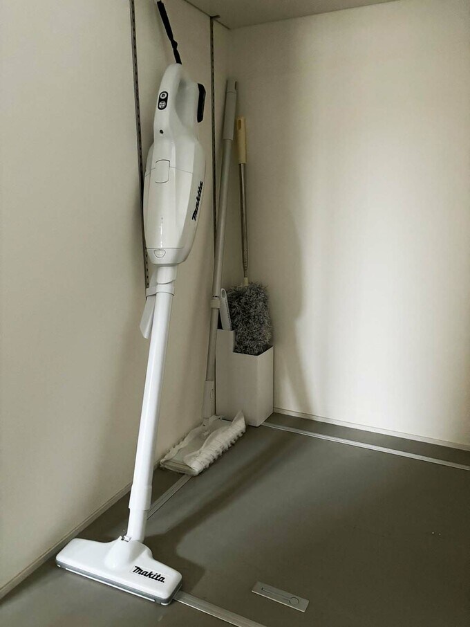 立てかけてある掃除機