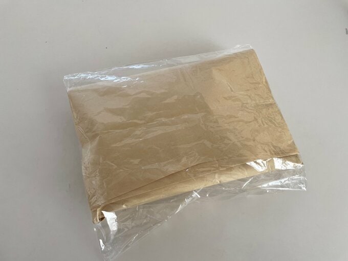 袋に入れた封筒