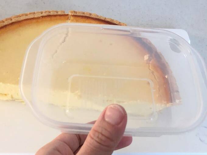 タッパーを持つ様子