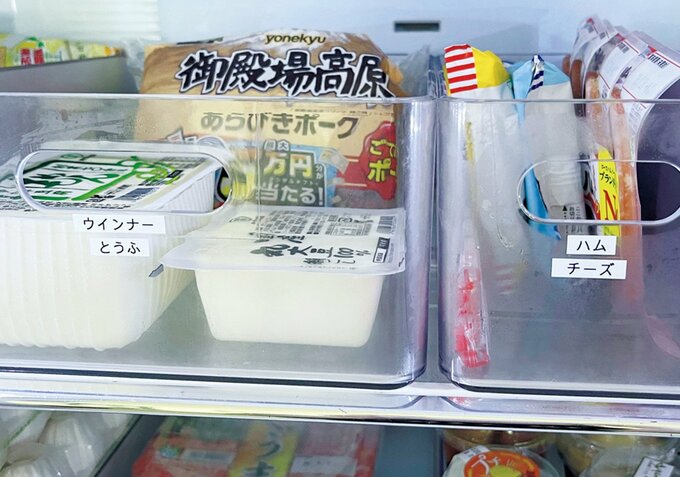 冷蔵庫内でラベルが貼られた透明のボックスに入った状態で並ぶ食品