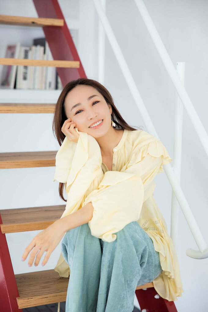 階段に座る女性