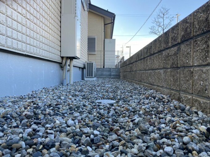 砂利を敷いた家の裏側