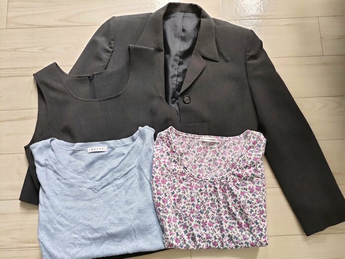 あまり着ていない服たち。スーツ、胸元が開いているサマーセーター、7分袖のカットソー