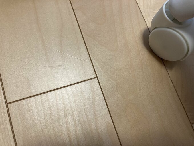 子供部屋の床に傷