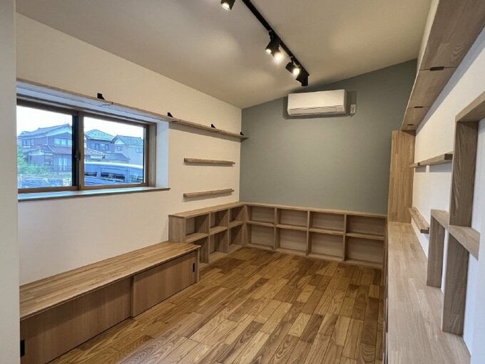 完成時の図書館全景。床とベンチの床材はパナソニックのベリティスシリーズを採用