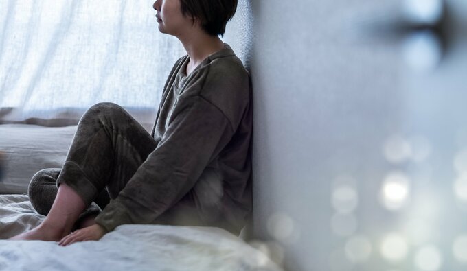 引きこもる女性