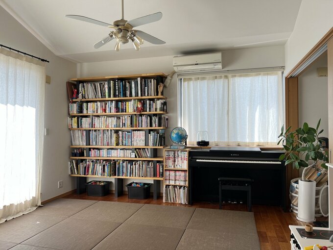 リビングに設置された壁一面の本棚