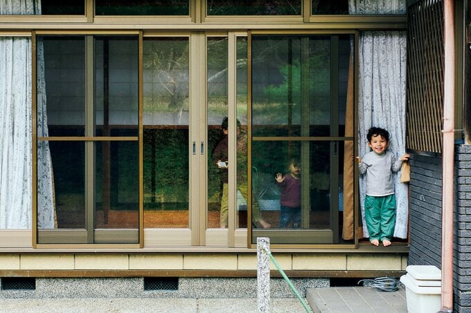 この春に自然いっぱいの土地に移り住んだ志麻さん一家