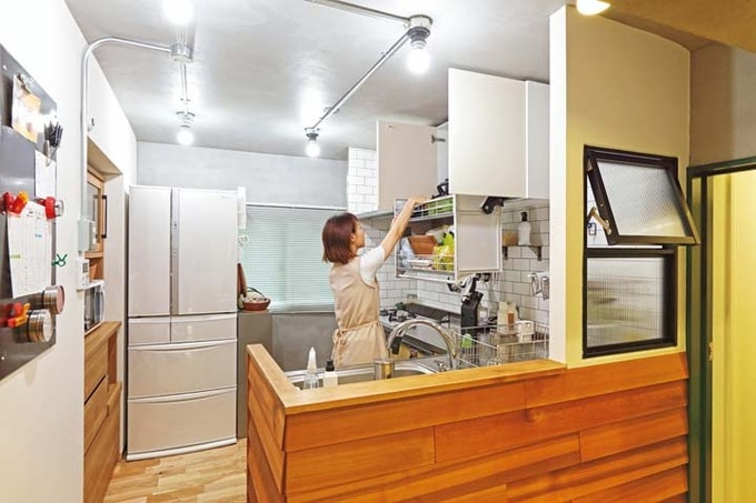 木の温かみが感じられるキッチン