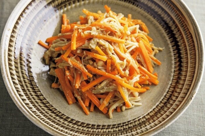 笠原将弘さんの絶品副菜 「エノキとニンジンのゴマ炒め」レシピ。10分