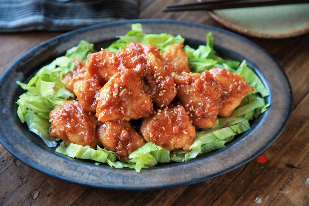 鶏胸肉がやわらかくジューシーに。レタスにのせてサラダにも