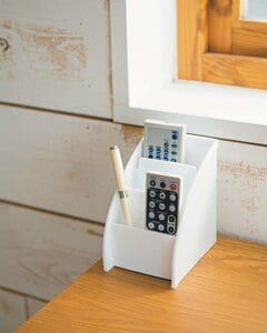 リビングで散らかりがちな小物をすっきり立てて収納