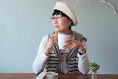 レストランでの帽子、脱ぐべき？今さら聞けない、場所別の「帽子のマナー」