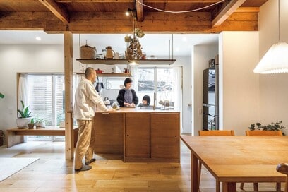 京都の古民家をリノベーション。明るくて開放的なLDKの一角には写真スタジオも