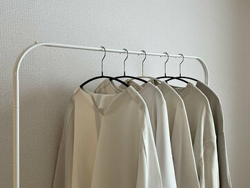 40代、服選びを変えて「悩まないクローゼット」に。地味色ばかりでも大満足