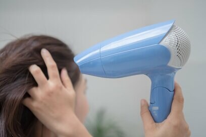 ドライヤーの電気代。「強」「弱」安くなるのは意外にも…