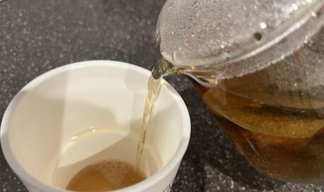 麦茶の味が激変する「取り出しタイミング」＆プロ直伝の裏ワザ。秋冬もおいしく飲める…！