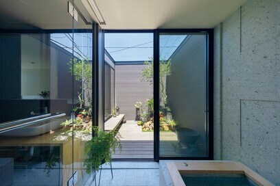 まるで旅館の風呂みたい。東京・敷地30坪に建つ家の極上空間