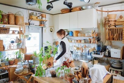 家族5人「団地暮らし」のキッチン収納。毎日使うものはあえて置きっぱなしに