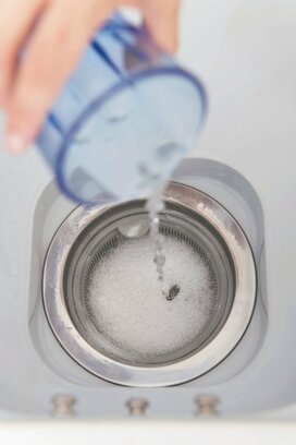 水回りのカビの温床を徹底掃除！三角コーナー、トイレブラシは要注意