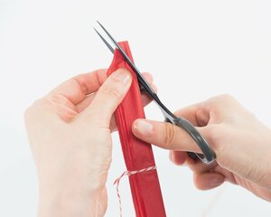 ハサミで逆V字に切る