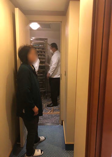 食事が運ばれてくる様子