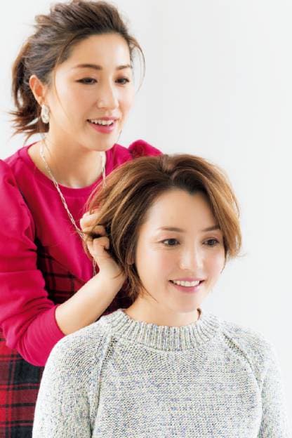 オイルを髪になじませる様子